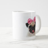 Mops mit rosa Bow Jumbo-Tasse (Vorderseite Rechts)