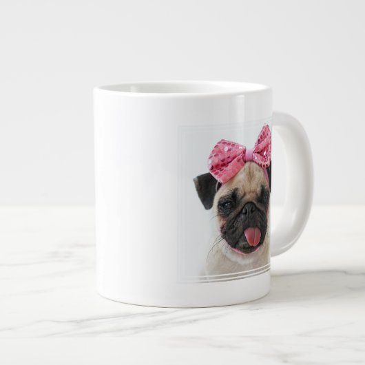 Mops mit rosa Bow Jumbo-Tasse (Vorderseite Rechts)