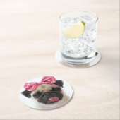 Mops mit rosa Bow Runder Pappuntersetzer (Vor Ort)