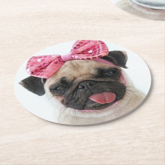 Mops mit rosa Bow Runder Pappuntersetzer (Angewinkelt)