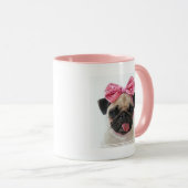 Mops mit rosa Bow Tasse (VorderseiteRechts)