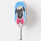 Mops mit rosa Fliege Pickleball Schläger (Links)