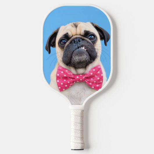 Mops mit rosa Fliege Pickleball Schläger (Vorderseite)