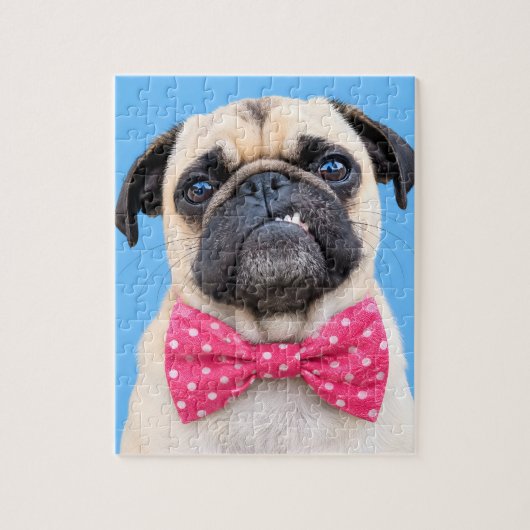 Mops mit rosa Fliege Puzzle (Vertikal)