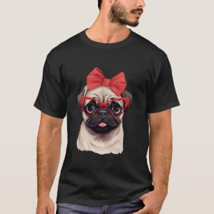 Mops mit roter Brille und Bandana-Bandbreiten T-Shirt