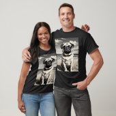 Mops mit Sonnenbrille am Strand T-Shirt (Unisex)