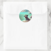 Mops mit Strandmalerei Runder Aufkleber (Tasche)