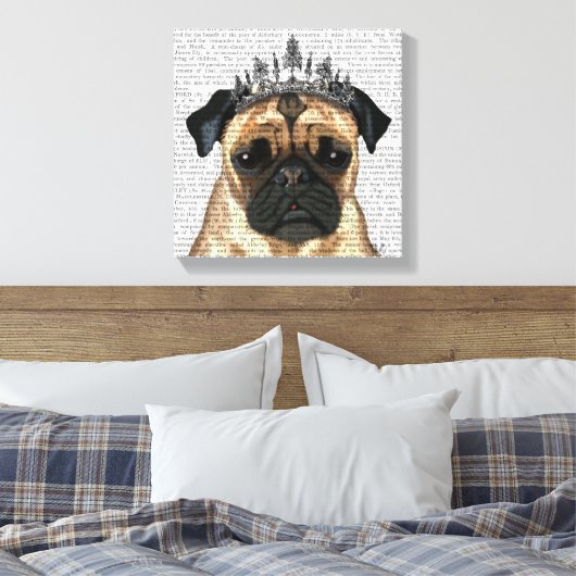 Mops mit Tiara Leinwanddruck (Insitu (Schlafzimmer))