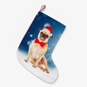 Mops mit Weihnachts-Weihnachtsmannmütze Kleiner Weihnachtsstrumpf