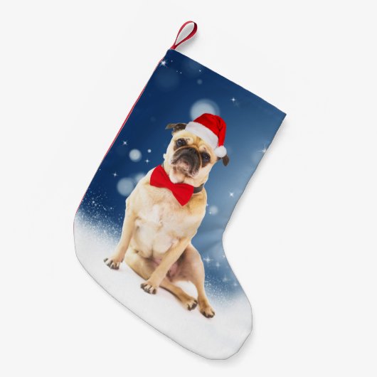 Mops mit Weihnachts-Weihnachtsmannmütze Kleiner Weihnachtsstrumpf (Vorderansicht (hängend))