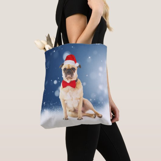 Mops mit Weihnachts-Weihnachtsmannmütze Tasche (Von Nahem)