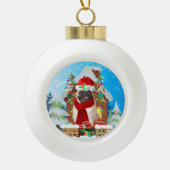 Mops mit Weihnachtsgeschenke Keramik Kugel-Ornament (Vorderseite)