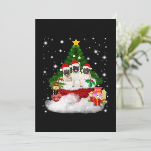 Mops Mops mit Freunden fröhlich von Weihnachtsbaum Einladung (Stehend Vorderseite)