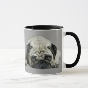 Mops nichts, das besser als Mops ist, umarmt Tasse