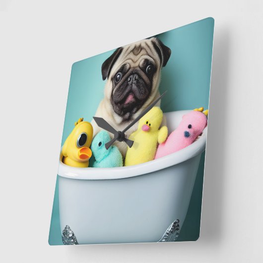 Mops Paradies: Badefreudigkeit in der Tube Quadratische Wanduhr (Winkel)