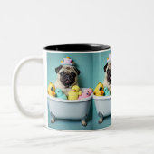 Mops Paradies: Badefreudigkeit in der Tube Zweifarbige Tasse (Links)