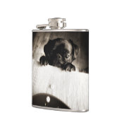 Mops pinkeln in bw flachmann (Links)