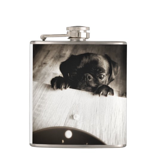 Mops pinkeln in bw flachmann (Vorderseite)