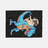 Mops reitet T-Rex surft Dinosaurier Lustiger Hunde Fleecedecke (Vorderseite (Horizontal))