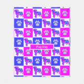 Mops Silhouette Dog & Paw Print Hot Pink und Blue Fleecedecke (Vorderseite)