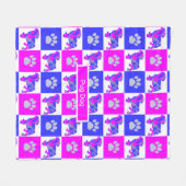 Mops Silhouette Dog & Paw Print Hot Pink und Blue Fleecedecke (Vorderseite (Horizontal))
