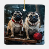 Mops Snowy Sleigh Weihnachtsdekor Keramikornament (Rückseite)
