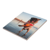 Mops spielen am Strand Fliese (Seite)