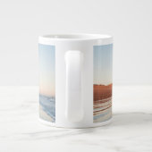 Mops spielen am Strand Jumbo-Tasse (Rückseite)