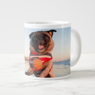 Mops spielen am Strand Jumbo-Tasse