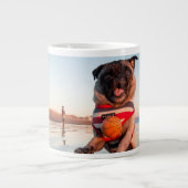 Mops spielen am Strand Jumbo-Tasse (Vorderseite)