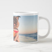 Mops spielen am Strand Jumbo-Tasse (Rechts)