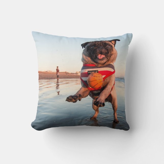 Mops spielen am Strand Kissen (Vorderseite)