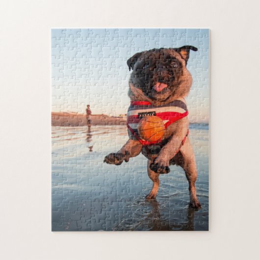 Mops spielen am Strand Puzzle (Vertikal)