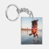 Mops spielen am Strand Schlüsselanhänger (Vorderseite links)