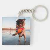 Mops spielen am Strand Schlüsselanhänger (Rückseite)