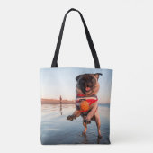 Mops spielen am Strand Tasche (Rückseite)