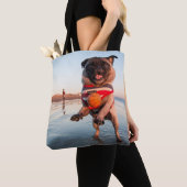 Mops spielen am Strand Tasche (Von Nahem)