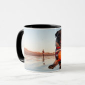 Mops spielen am Strand Tasse (Vorderseite Links)