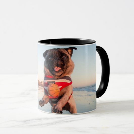 Mops spielen am Strand Tasse (VorderseiteRechts)