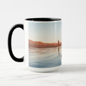 Mops spielen am Strand Tasse (Links)