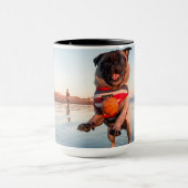 Mops spielen am Strand Tasse (Zentrum)