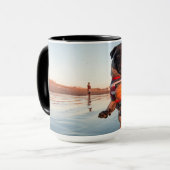 Mops spielen am Strand Tasse (Vorderseite Links)