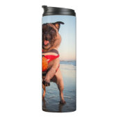 Mops spielen am Strand Thermosbecher (Nach rechts gedreht)