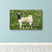 Mops spielen in Blume Leinwanddruck (Insitu (Holzboden))