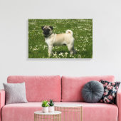 Mops spielen in Blume Leinwanddruck (Insitu (Wohnzimmer))