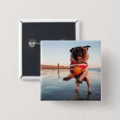 Mops spielt Ball am Strand Button (Vorne & Hinten)