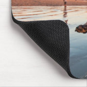 Mops spielt Ball am Strand Mousepad (Ecke)