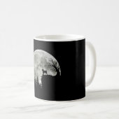 Mops Stehend auf Mondschein Halloween Kaffeetasse (VorderseiteRechts)