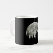 Mops Stehend auf Mondschein Halloween Kaffeetasse (Vorderseite Links)