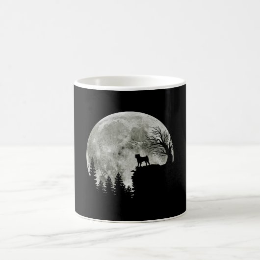 Mops Stehend auf Mondschein Halloween Kaffeetasse (Mittel)